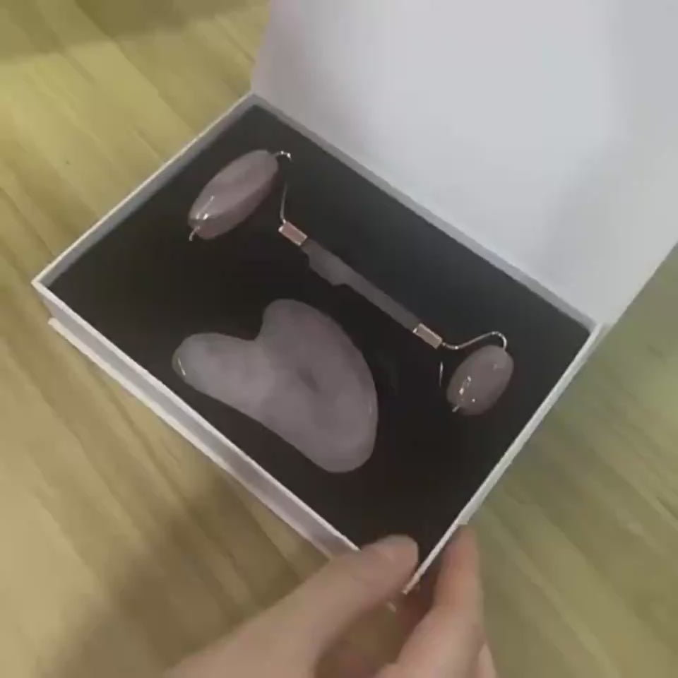 Démonstration d'utilisation du Gua Sha en quartz rose pour massage facial anti-âge